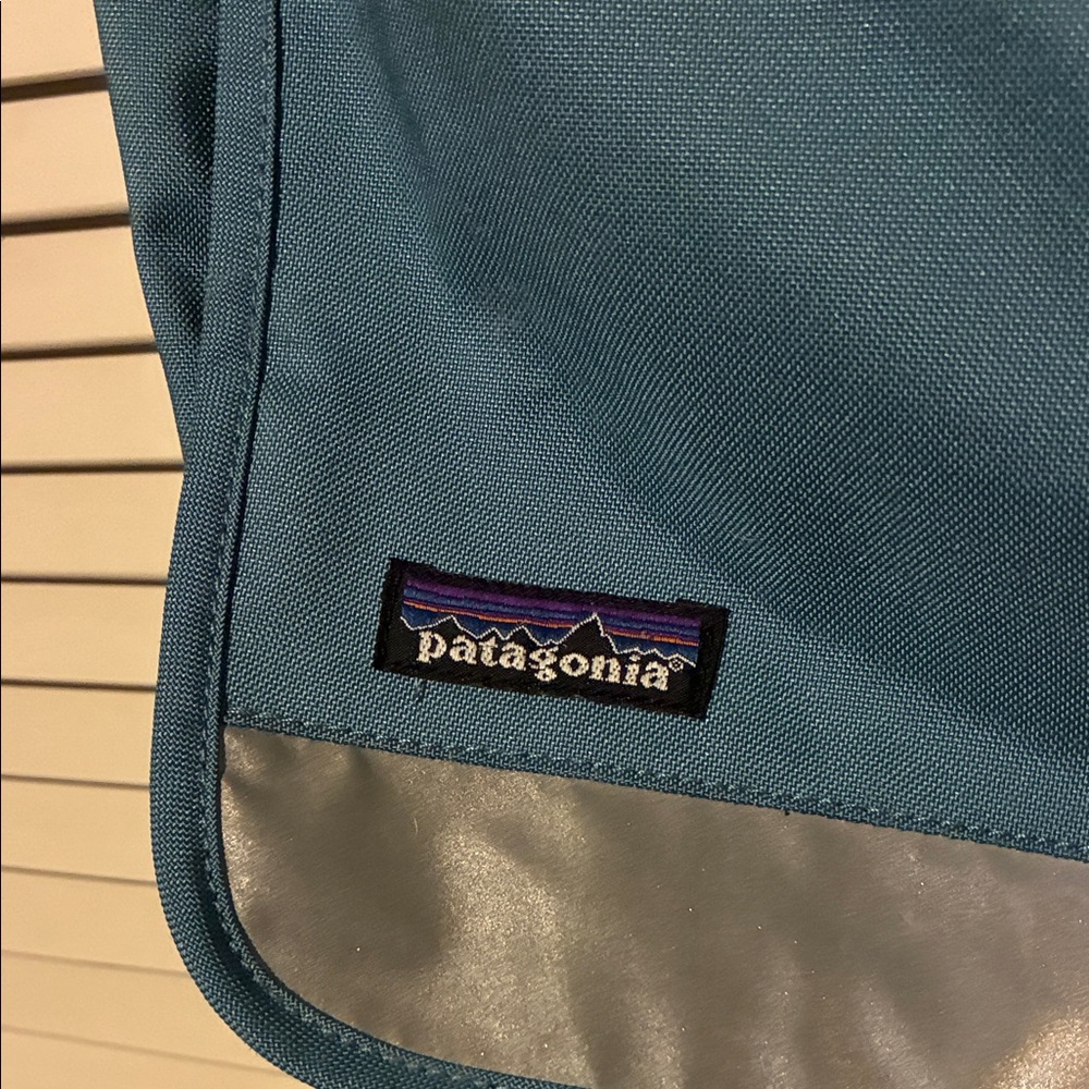 Patagonia Teal Men's Messenger Bag w/ gray reflective (OS)